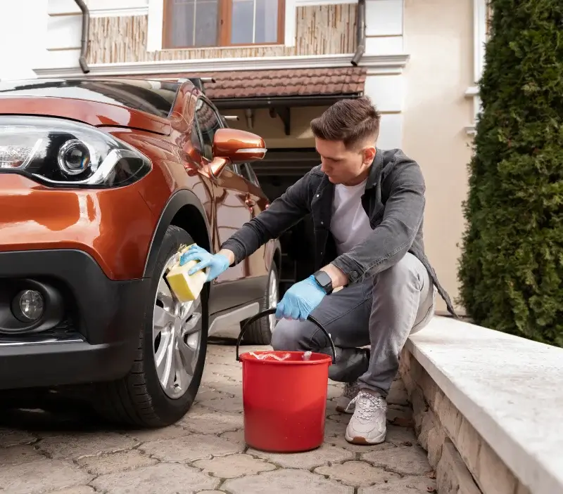 Lavage auto à domicile Genouillé : professionnel intervenant sur un véhicule
